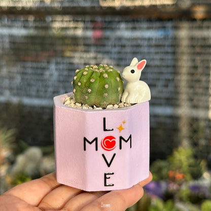 “Love Mom” (Pastel Purple – 2-inch)